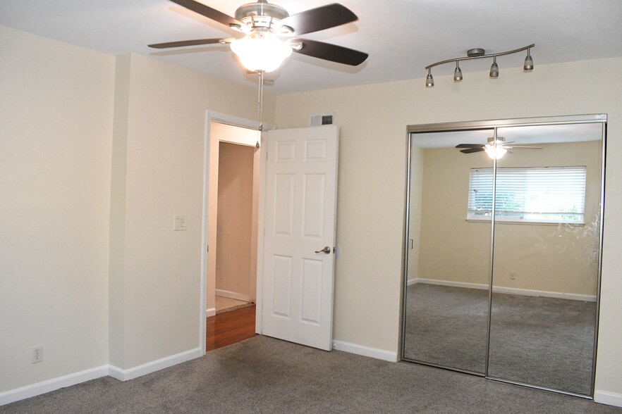 Building Photo - 1549 Brookvale Dr