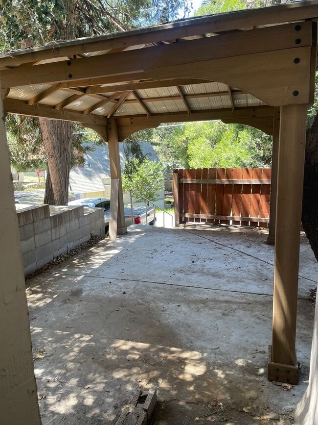 Building Photo - Minutes from Lake Arrowhead!