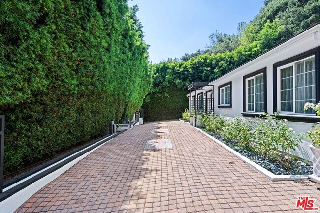 Building Photo - 2563 Hutton Dr