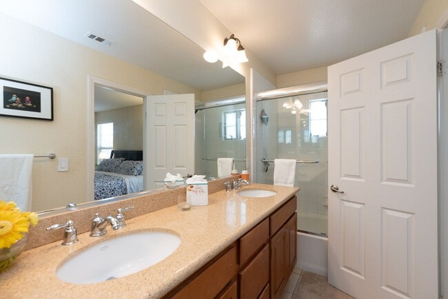 Building Photo - 3 Bedroom Townhome in the Escala Community of Mission Valley