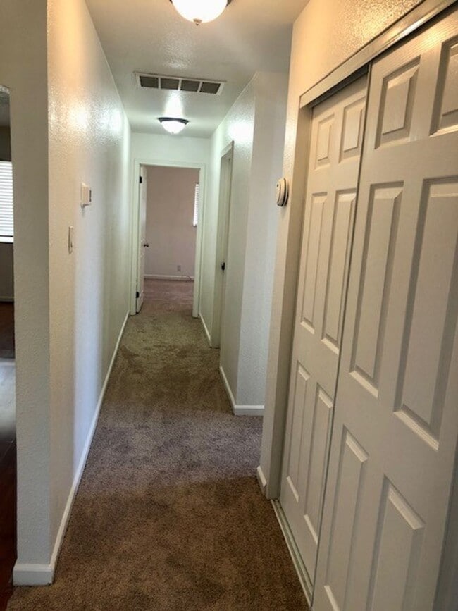 Building Photo - Nice 3 bed, 2 bath home in Carmichael