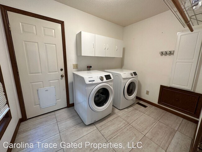 Building Photo - 3 br, 2 bath House - 5055 Bluebird Drive