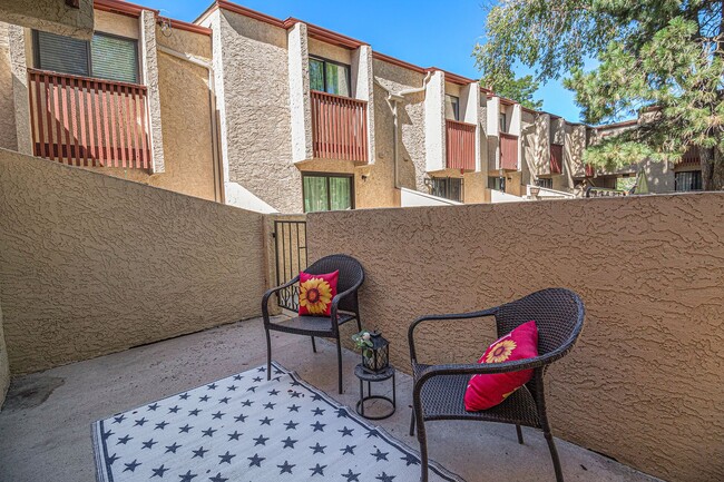 Building Photo - Well Maintained 2 Bed, 2 Bath Townhome in ...