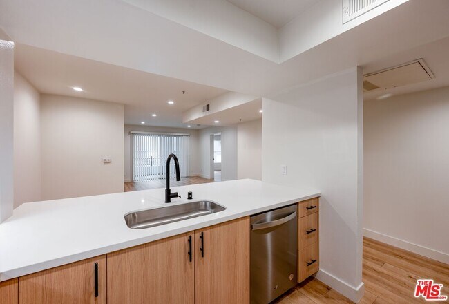 Building Photo - 1117 N Orange Dr