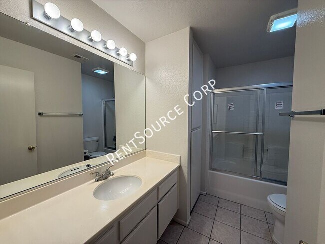 Building Photo - 2832 W Pillsbury St