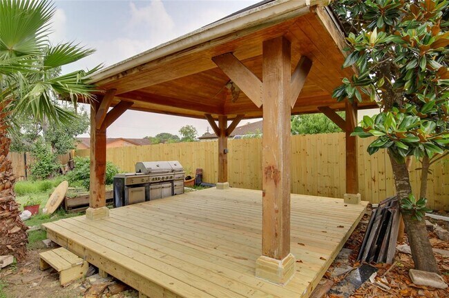 Building Photo - 15803 Pryor Dr