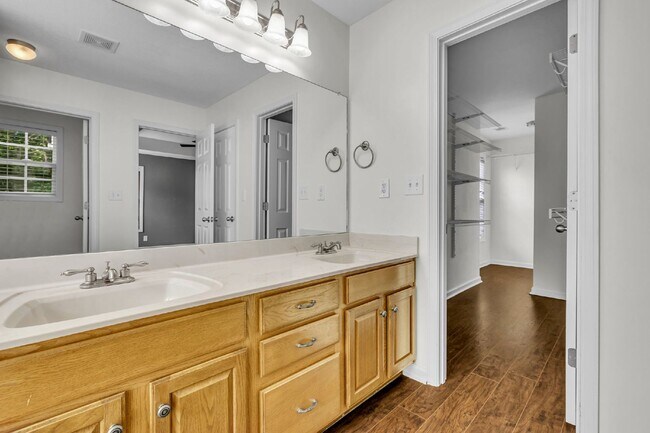 Building Photo - 2701 Hidden Ridge Ct