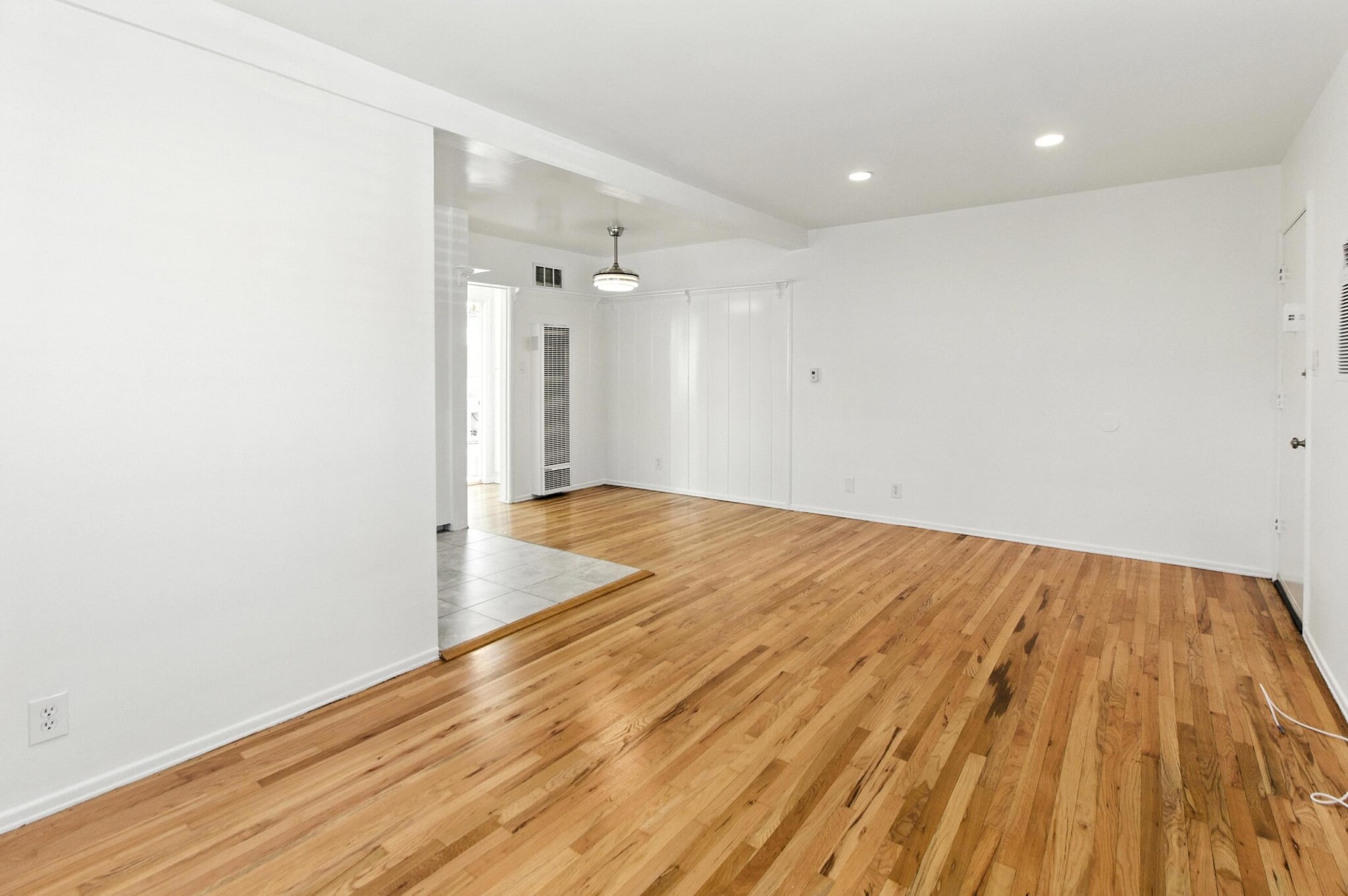 Building Photo - 14205 Moorpark St