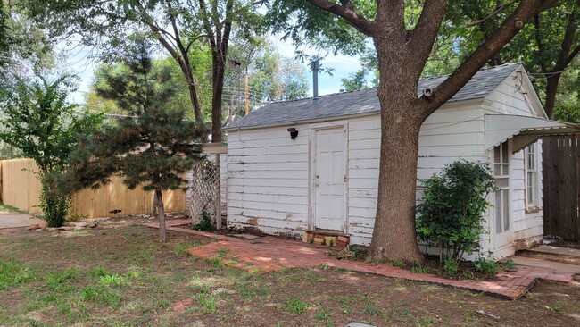 Building Photo - PRE-LEASING FOR September! Quiet Quaint Pr...