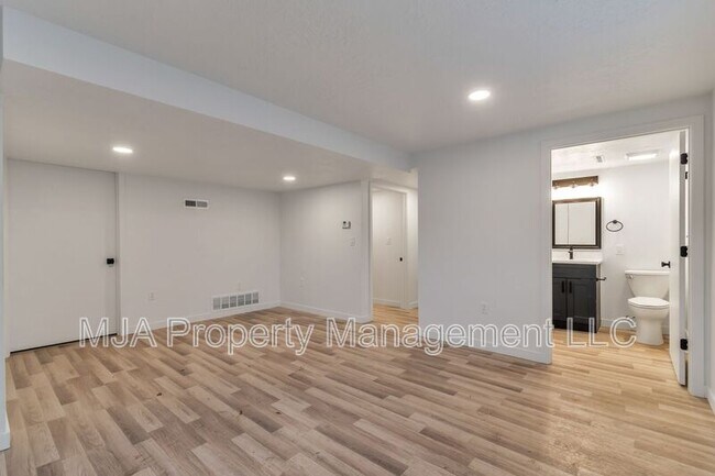 Building Photo - 2642-2642 S 800 E