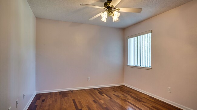 Building Photo - 4 BR / 2.5 BA – RARE FIND IN ROCKY BAYOU