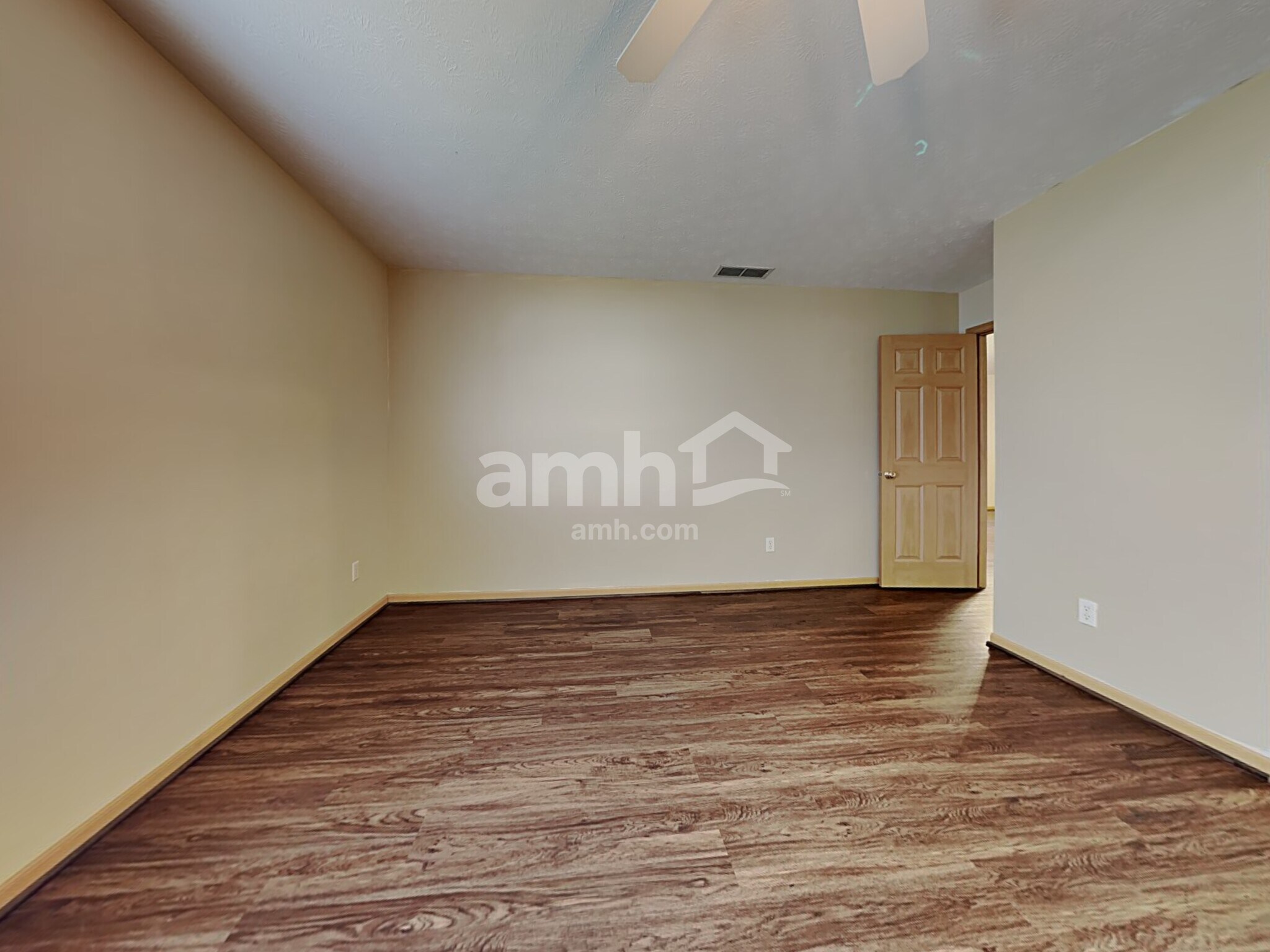 Building Photo - 3370 Redbud Dr
