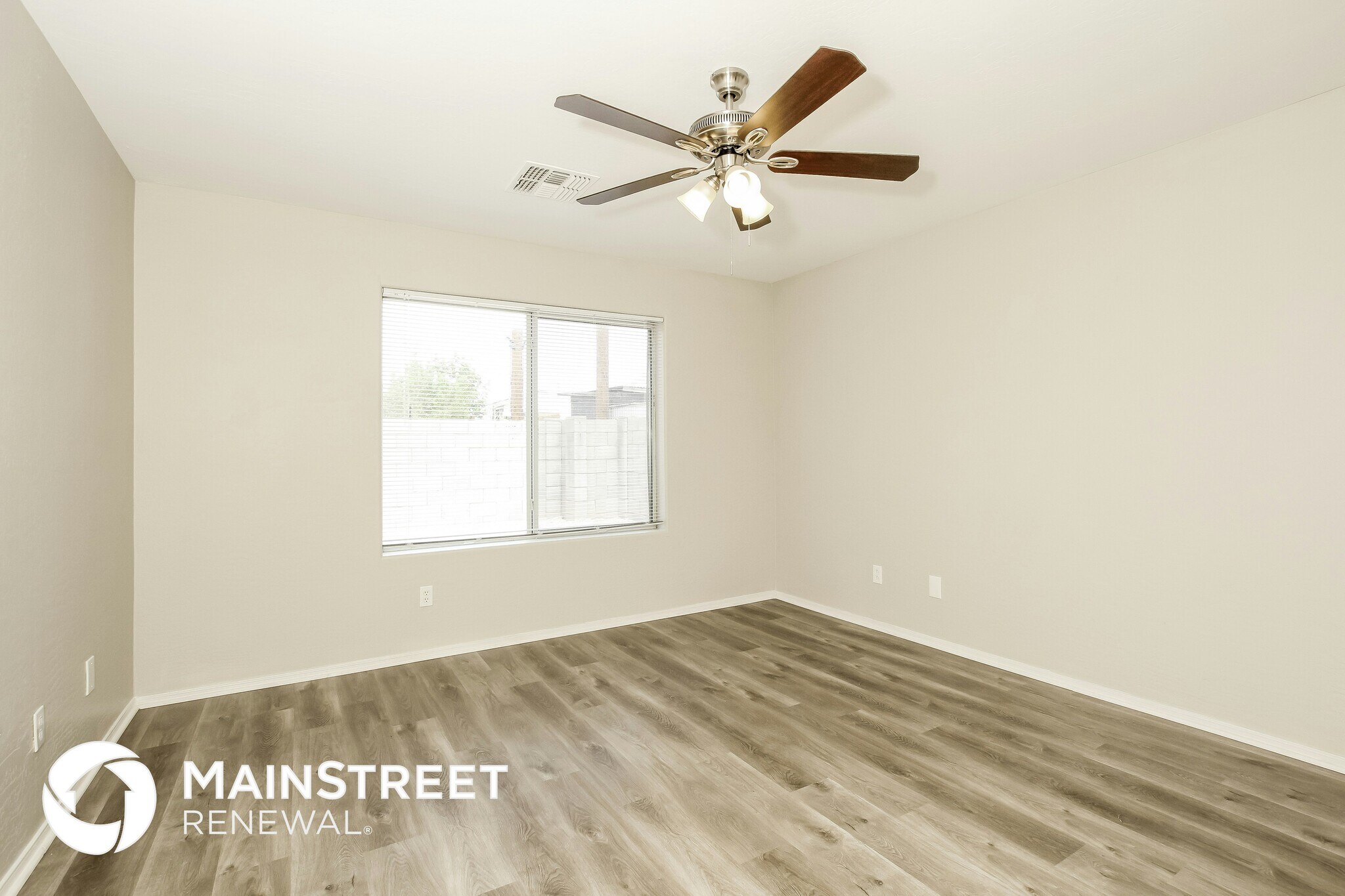 Building Photo - 2612 E Paradise Ln