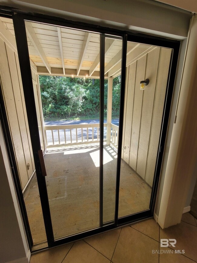 Building Photo - 512 Lake Forest Blvd