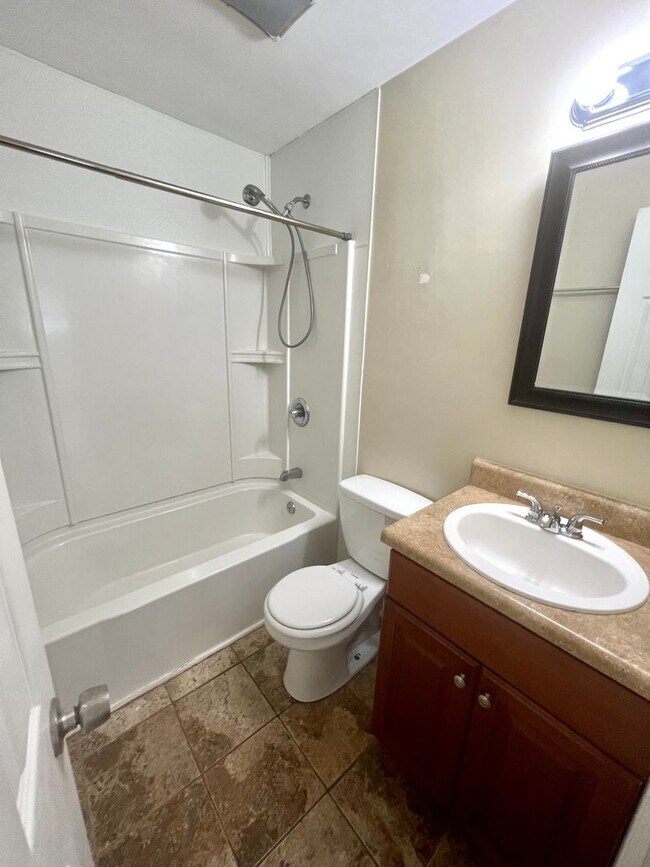 Building Photo - 2 Bedroom 1 Bath Culdesac Duplex in Inglewood for Rent.  It’s great!