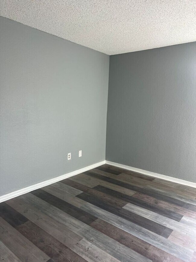 Building Photo - Beautiful 2-Bedroom Condo in Gated Venetia...