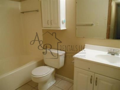 Building Photo - 708 Village Dr