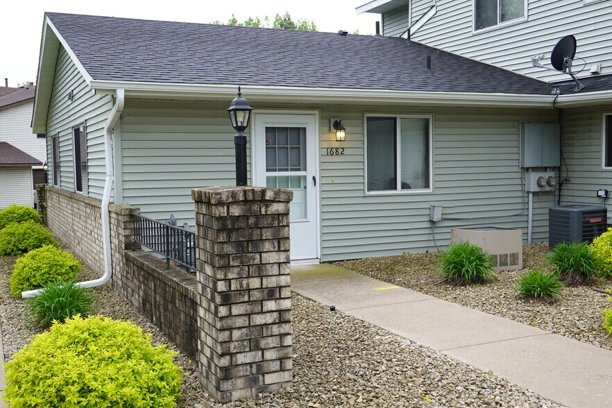 Building Photo - 1682 Helena Rd N