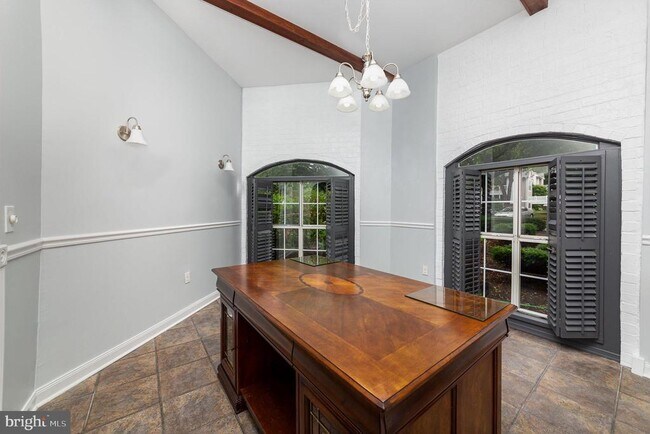 Building Photo - 600 Squire Ln