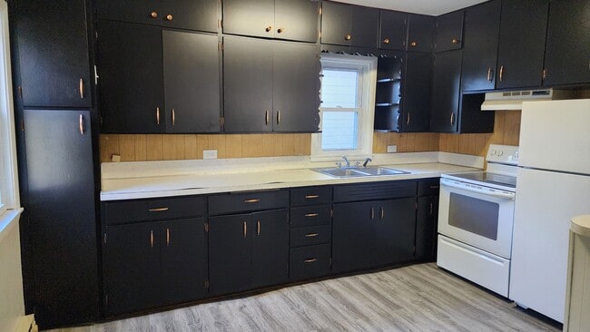 Building Photo - 1 Bedroom- Main floor- Black River Falls