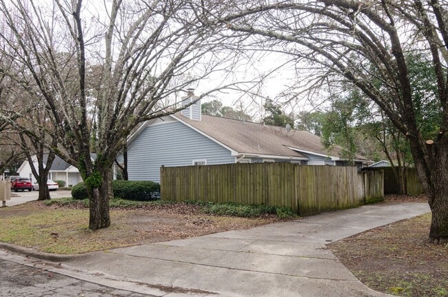 Building Photo - 818 Varsity Dr