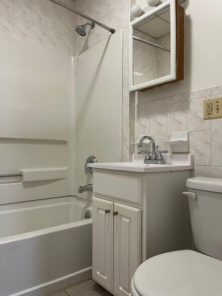 Building Photo - 171 W 48th St