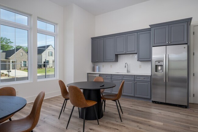 Building Photo - 984 Stonebrook Ln