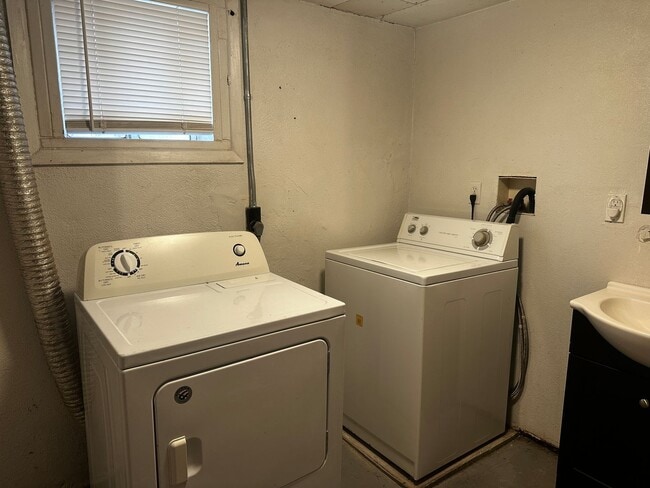 Building Photo - HALF OFF FEBRUARY: Adorable 4 Bedroom UTLITIES INCLUDED!