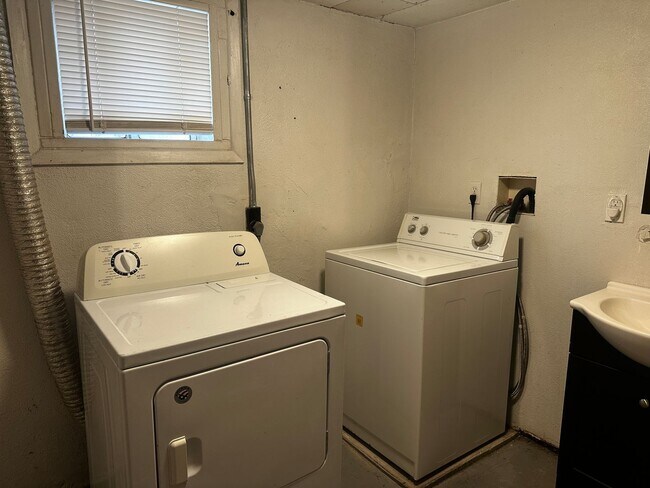 Building Photo - HALF OFF MARCH: Adorable 4 Bedroom UTILITIES INCLUDED!