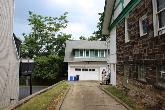 Building Photo - 2415 BeechwoodCarriage House