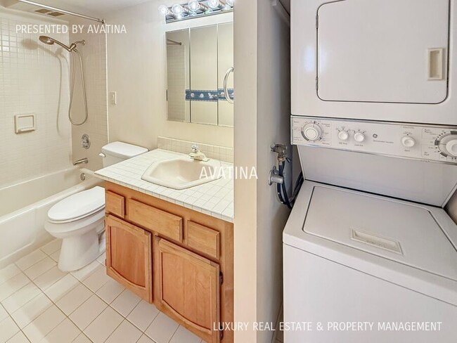 Building Photo - 469 Ena Rd