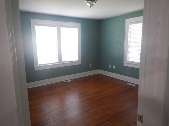 Building Photo - 3 Bedroom 2 Bath house on level lot. Pet Friendly