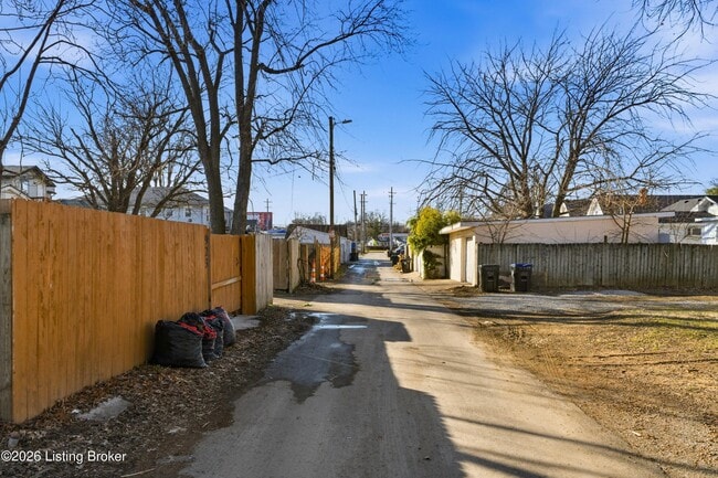 Building Photo - 924 Burton Ave