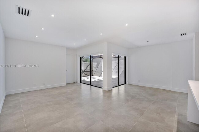 Building Photo - 2616 Carambola Cir N