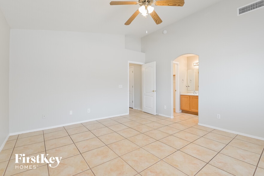 Building Photo - 3054 S Vaughn Dr