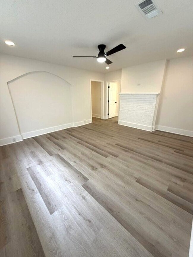 Building Photo - 3 minutes from campus!  4 bedroom 2 bath house available now!