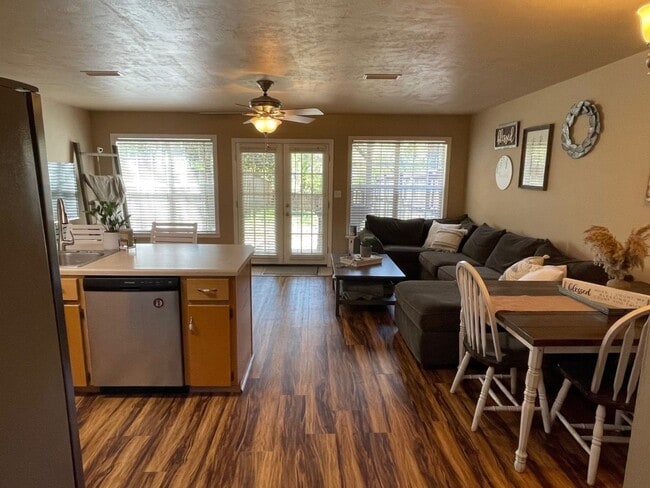 Building Photo - 404 Sandy Oak Dr