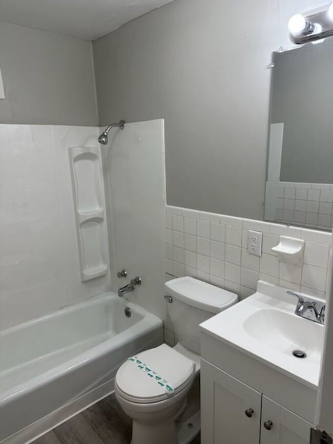Building Photo - Beautifully Updated 1-Bedroom Apartment with Washer/Dryer Hookups!