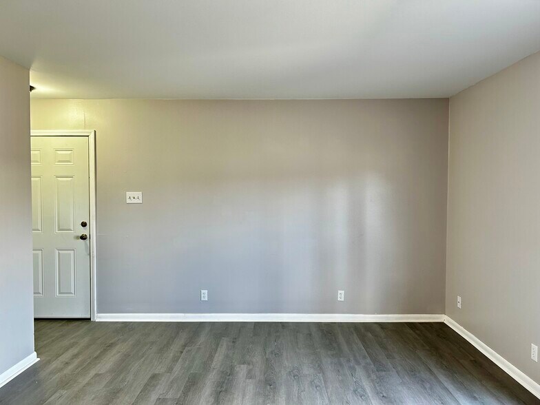 Building Photo - 305 Greenbriar St