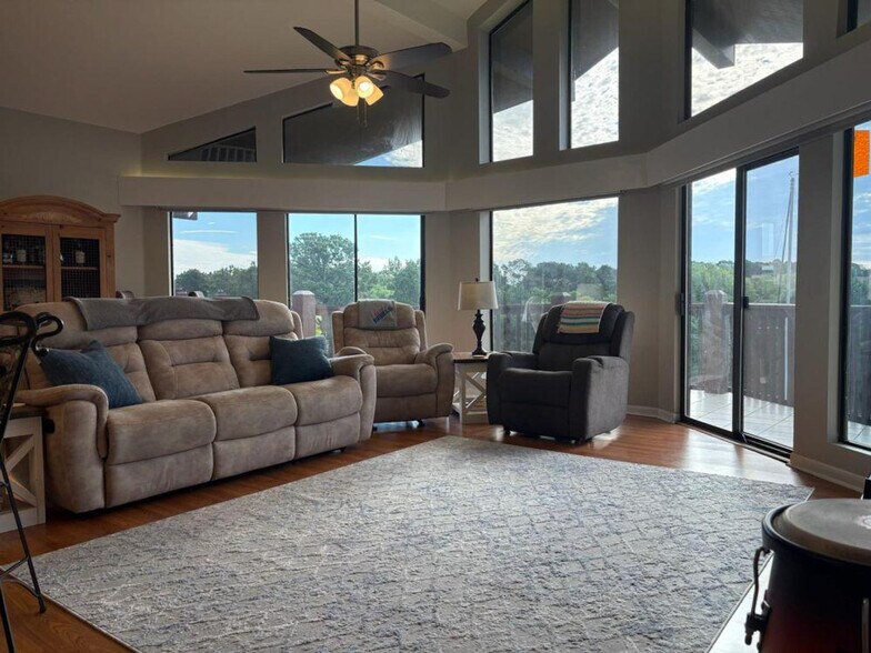 Building Photo - 3806 Spinnaker Dr