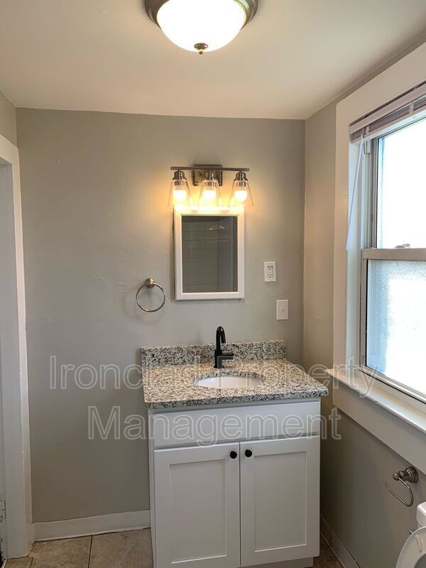 Building Photo - 27 Botsford St