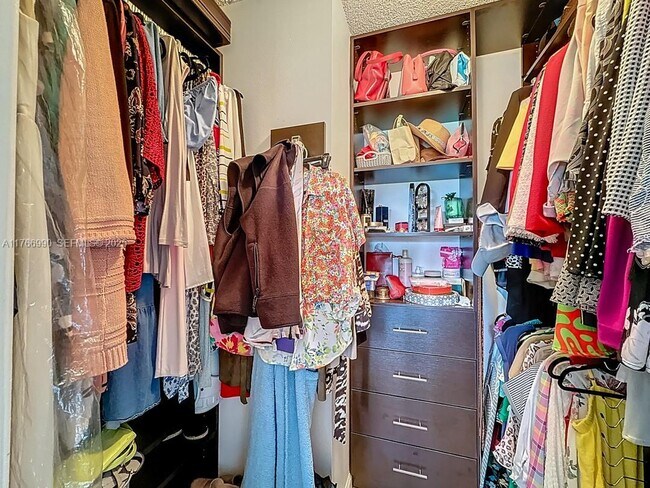 Building Photo - 9411 N Hollybrook Lake Dr