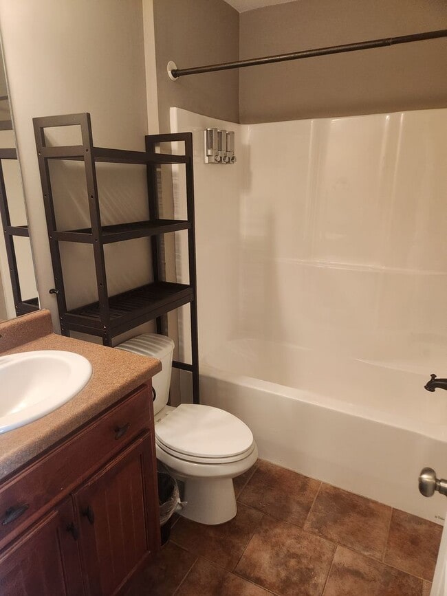 Building Photo - Cozy 3 Bed 2 Bath Home Available Now