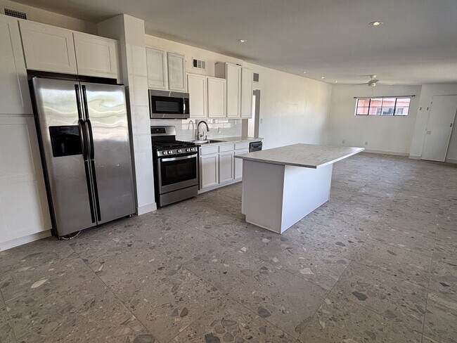 Building Photo - 519 W 16th St