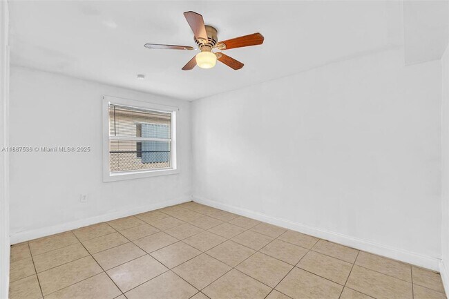 Building Photo - 2800 NW 6th Ct
