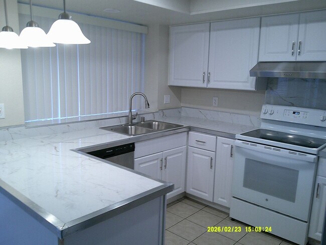 Building Photo - 4 bedroom in Dixon with spacious back yard