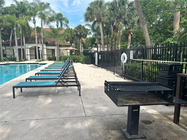 Building Photo - 650 S Park Rd