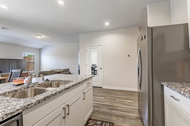 Building Photo - 410 Del Monte Dr