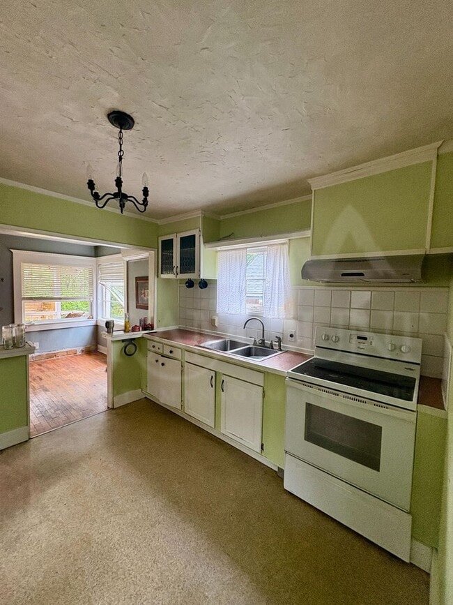 Building Photo - PRICE DROP! Bright & Beautiful Bungalow Near Downtown Port Orchard