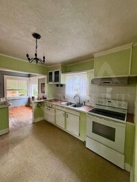 Building Photo - PRICE DROP! Bright & Beautiful Bungalow Near Downtown Port Orchard